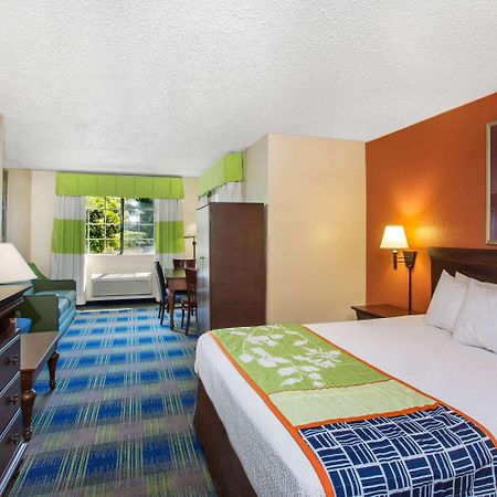 Days Inn By Wyndham Fremont Kültér fotó